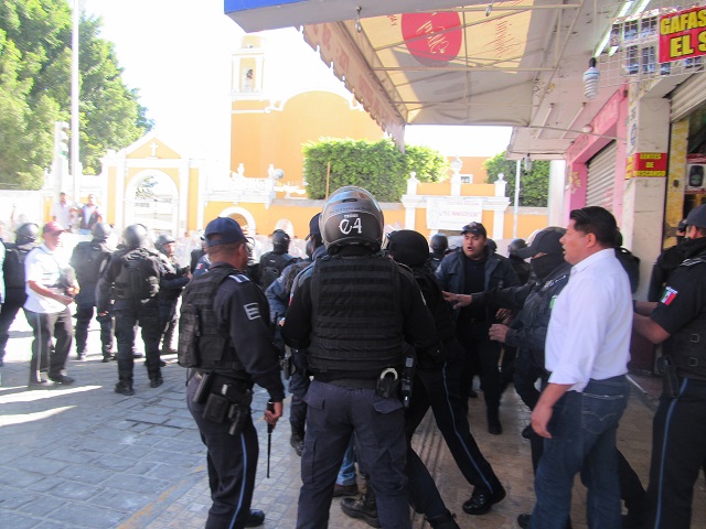 Ambulantes detenidos en Tehuacán son entregados a la FGE