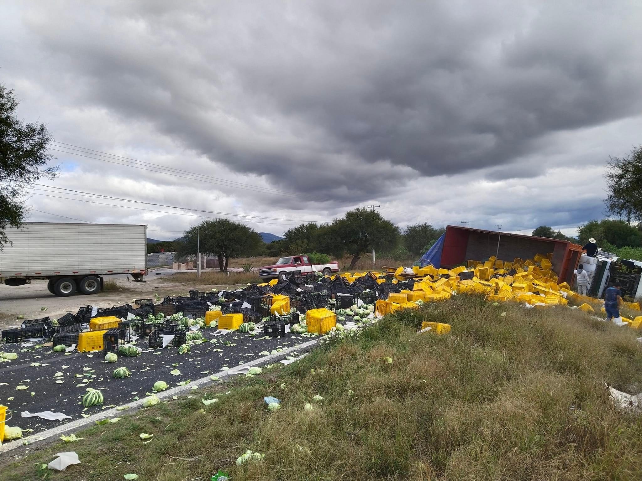 Volcadura ocasiona cierre de la Puebla-Tehuacán en Yehualtepec