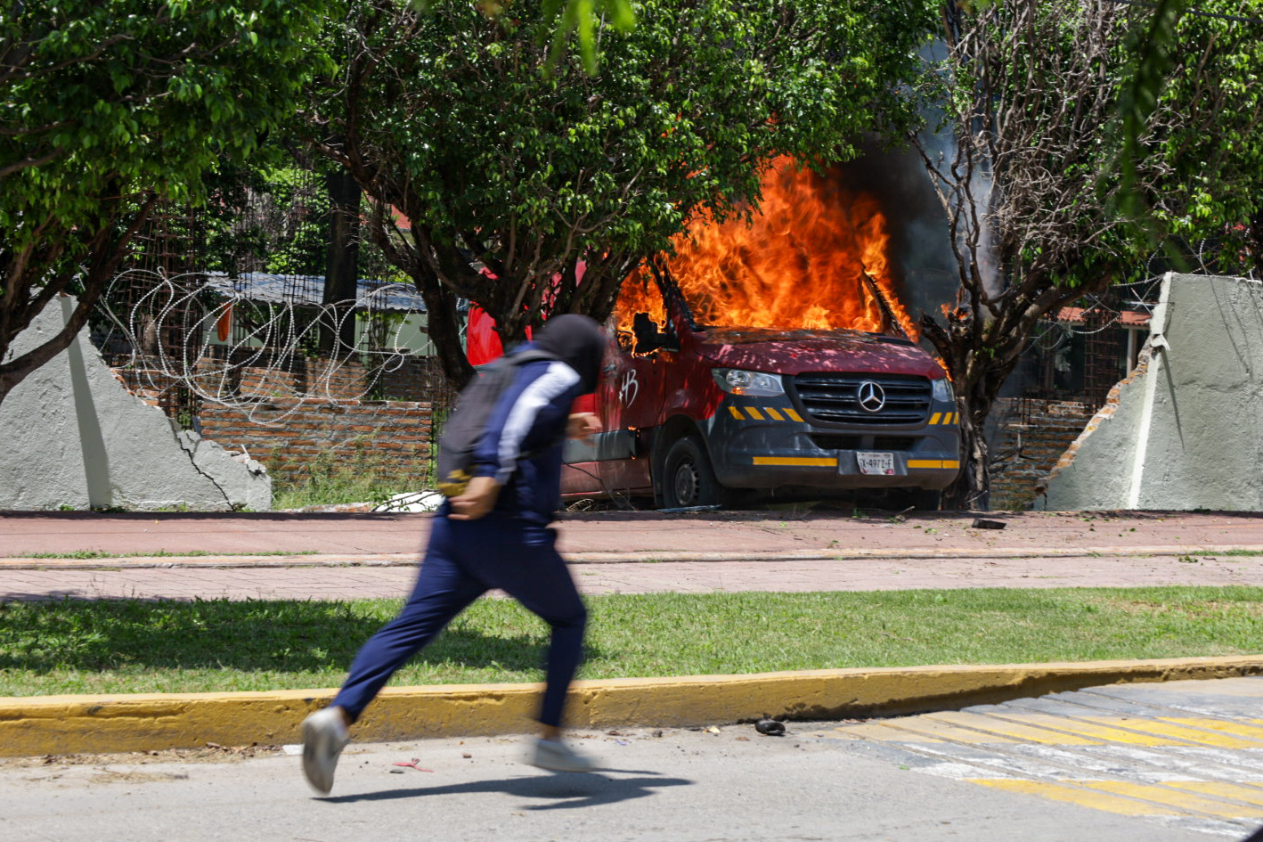 VIDEO Normalistas atacan cuartel militar en Iguala