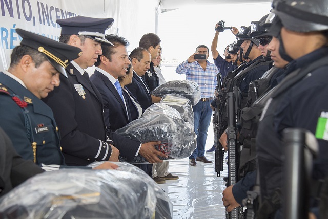 Entregan uniformes y equipos a policías de San Andrés Cholula