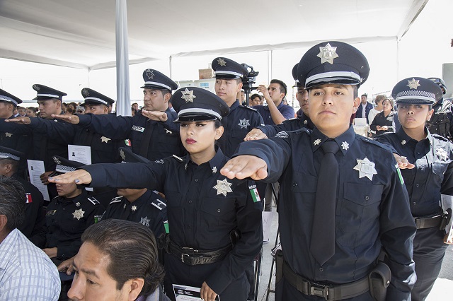 Entregan uniformes y equipos a policías de San Andrés Cholula