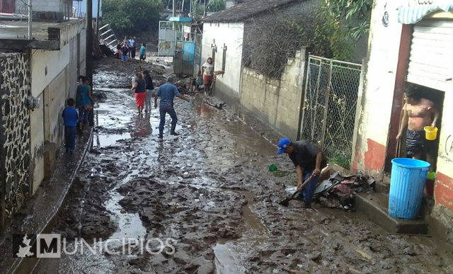 Barrancada deja 600 personas afectadas en Jolalpan