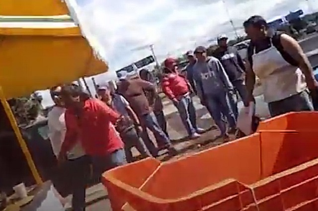 Tianguistas de Manuel Valencia cobran peaje y golpean a vendedores en Texmelucan