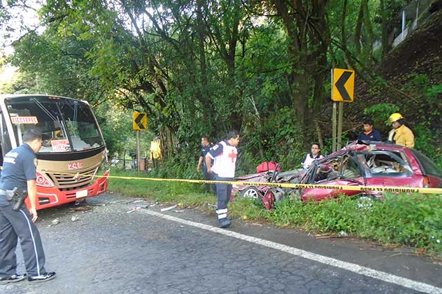 Muere sujeto tras impacto frontal de autobús contra auto en Huauchinango