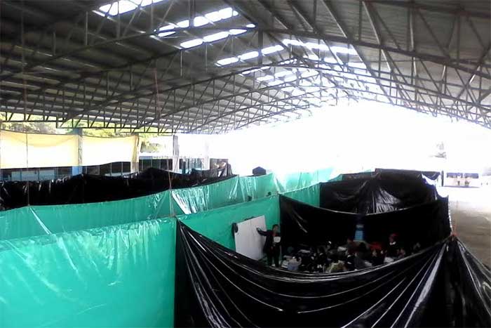 Improvisan salones de clases con plástico en Tehuacán