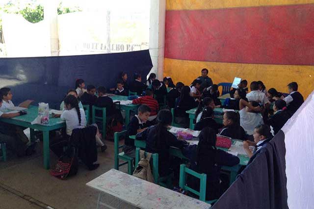 Improvisan salones con telas y lonas en primaria Emiliano Zapata
