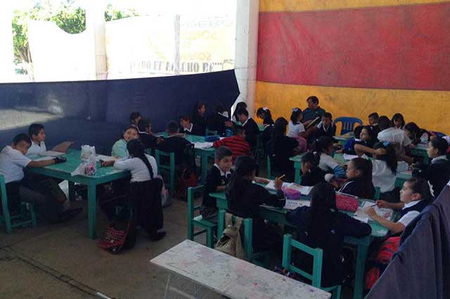 Improvisan salones con telas y lonas en primaria Emiliano Zapata