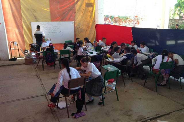 Improvisan salones con telas y lonas en primaria Emiliano Zapata