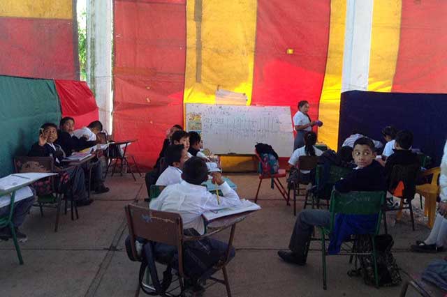 Improvisan salones con telas y lonas en primaria Emiliano Zapata