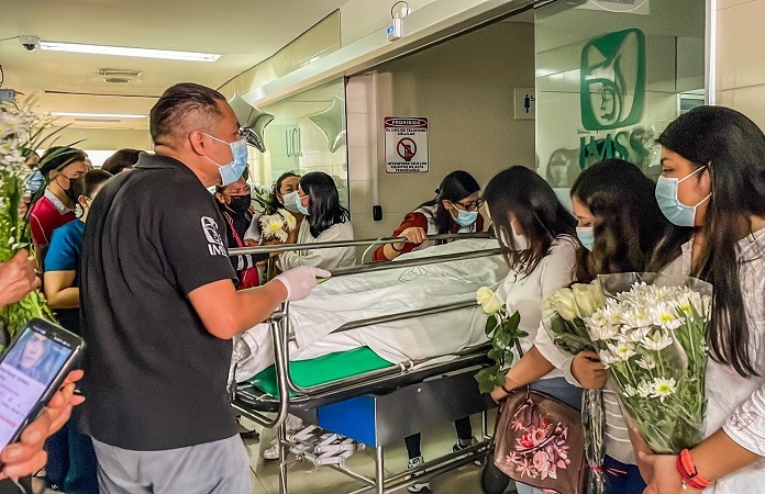 Entre aplausos y flores, despiden a donador en el IMSS Puebla