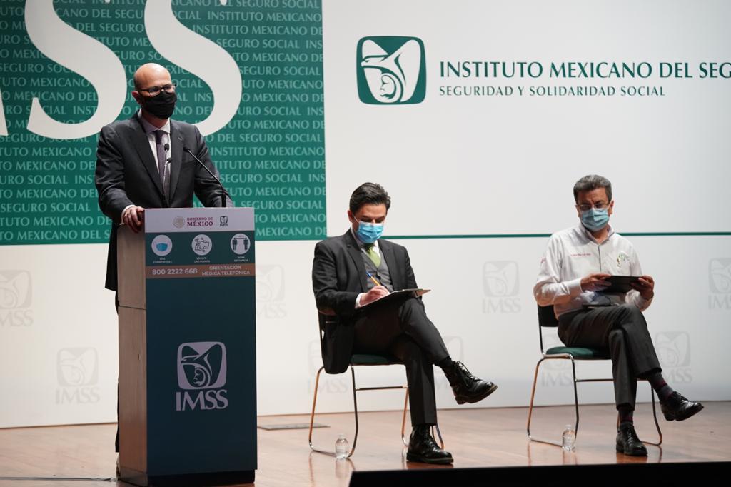 IMSS prevé acabar en enero vacunación contra COVID a trabajadores de la salud