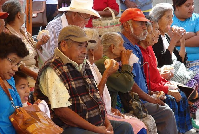 Por viajar a USA abandonan a ancianos de Tlapanalá