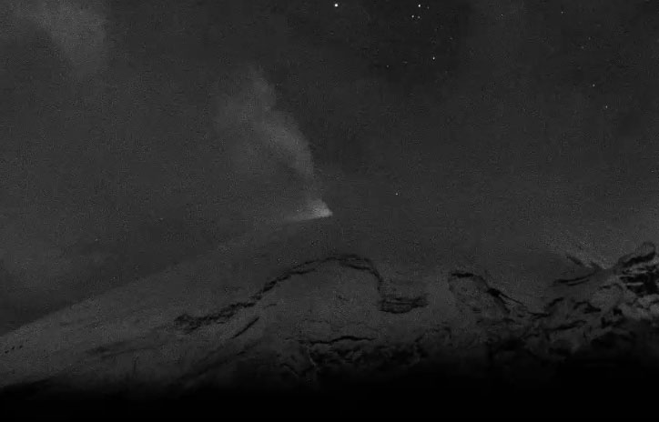 Popocatépetl registra 79 exhalaciones e incandescencia por la noche