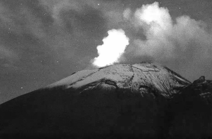Captan incandescencia ayer por la noche en el  volcán Popocatépetl