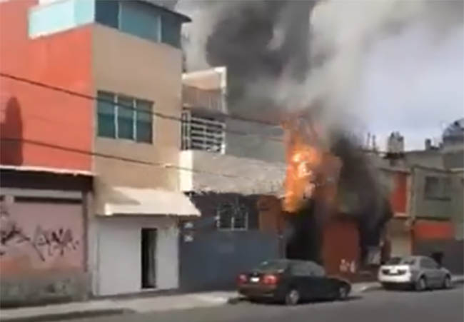 Registran impresionante incendio en inmueble en Puebla capital