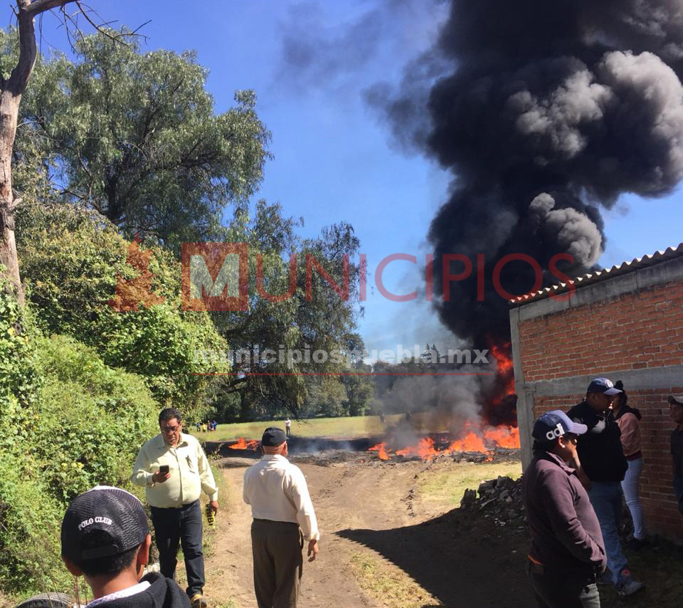 Incendian combustible en terreno baldío de Texmelucan