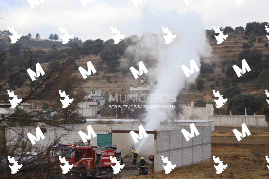 Continúan labores para controlar incendio en predio de San Antonio Atotonilco