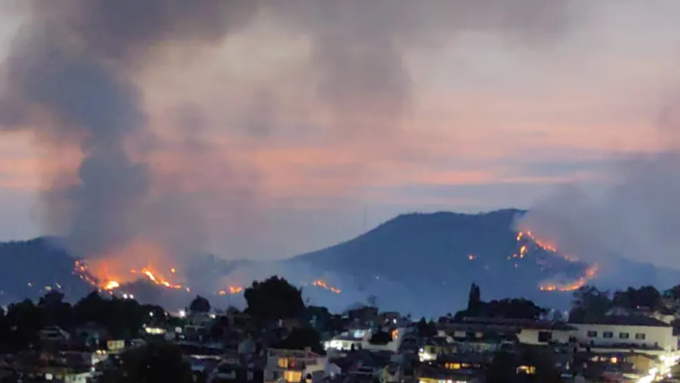 Controlado un 60% incendio en paraje Velo de Novia en Valle de Bravo