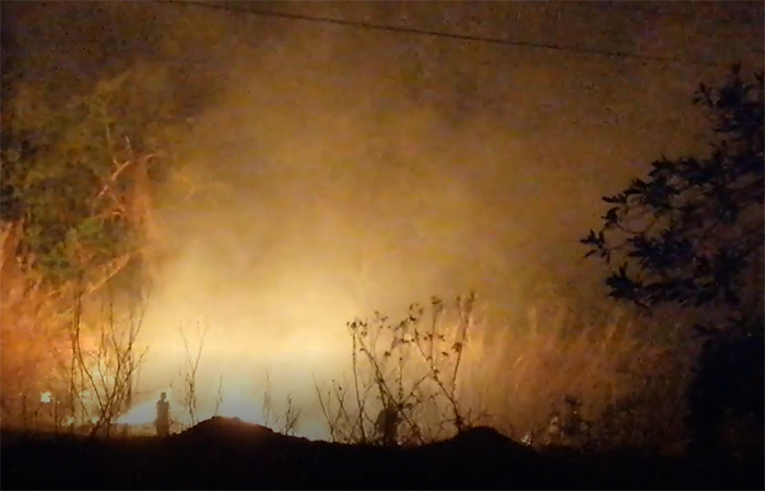 VIDEO Registran incendio a un costado del Hospital General de Acatlán