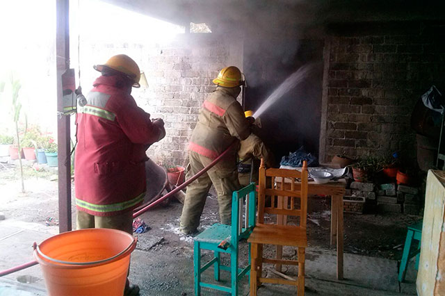 Fuga de gas ocasiona explosión e incendio en Texmelucan