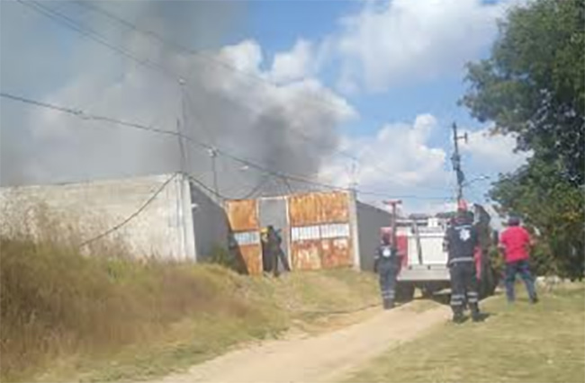 Se registra incendio dentro de terreno en Texmelucan