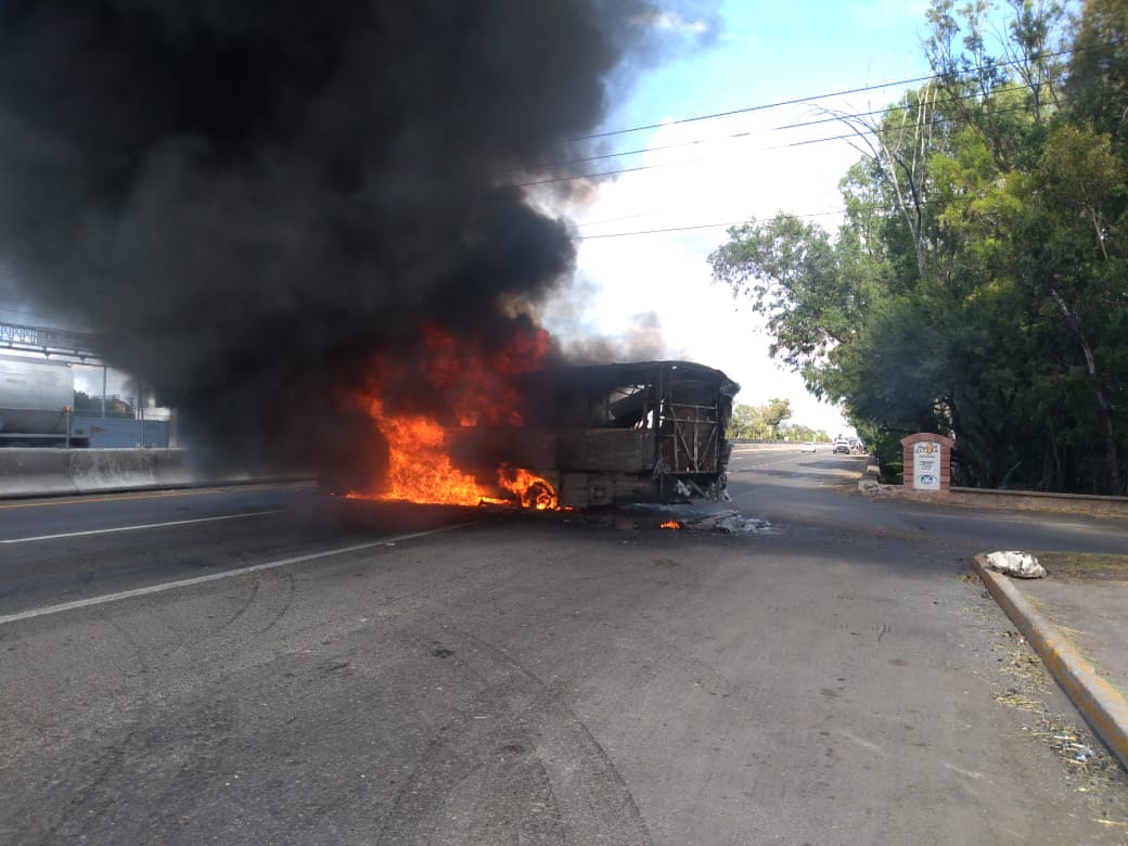 VIDEO Se calienta Celaya, incendian vehículos particulares