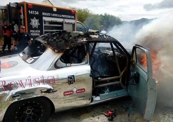 Se incendia auto en la carrera panamericana en Puebla