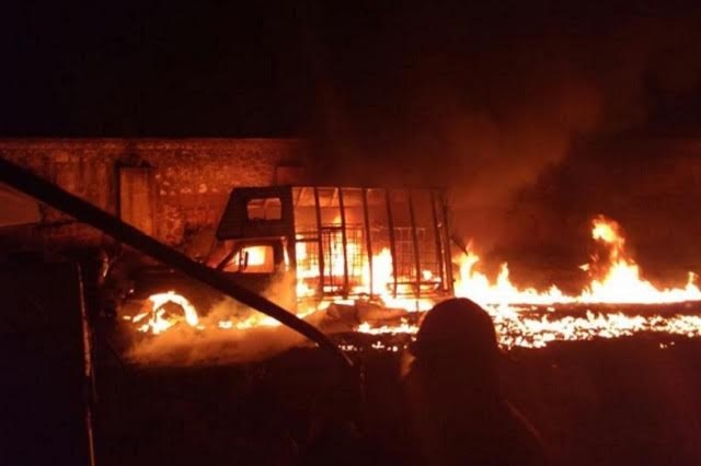 Incendian camioneta que transportaba combustible robado, en Texmelucan