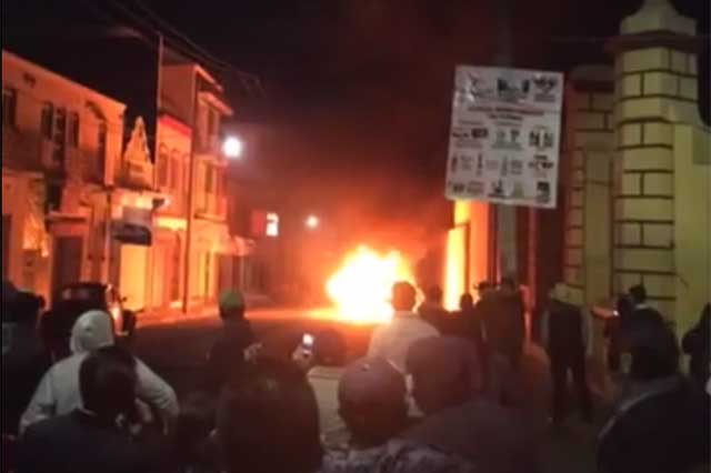 Habitantes de Libres incendian un automóvil tras robo a un comerciante