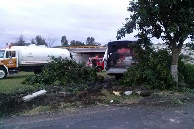 Incendio de camión en la México-Puebla deja un herido