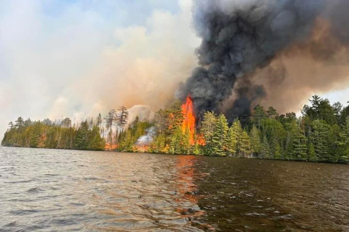 Evacúan a 225 reos de prisión de máxima seguridad en Canadá por incendios forestales