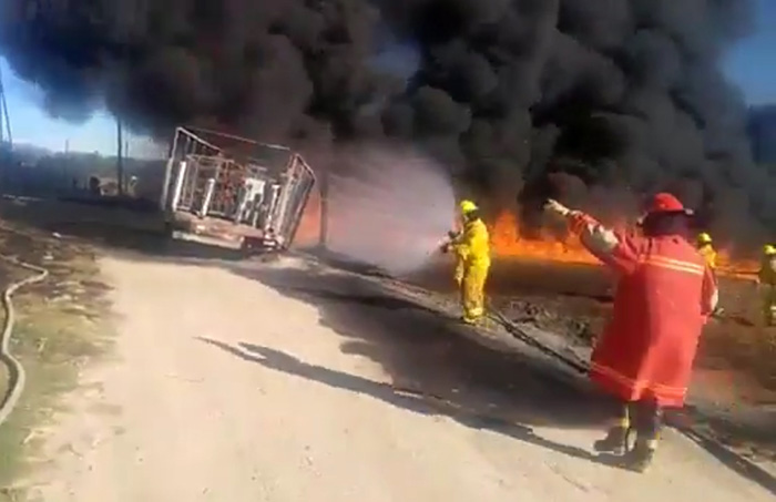 Protección Civil controla fuga de gasolina en Ahuazotepec