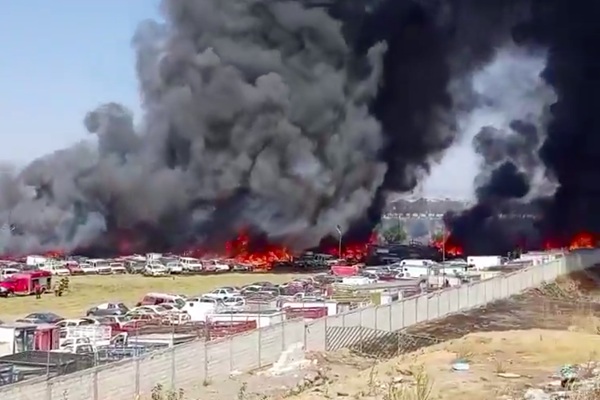  233 vehículos calcinados, el saldo de un incendio en San Pedro Cholula 