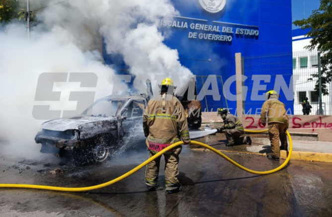 Normalistas queman camioneta de Marinela frente a la fiscalía