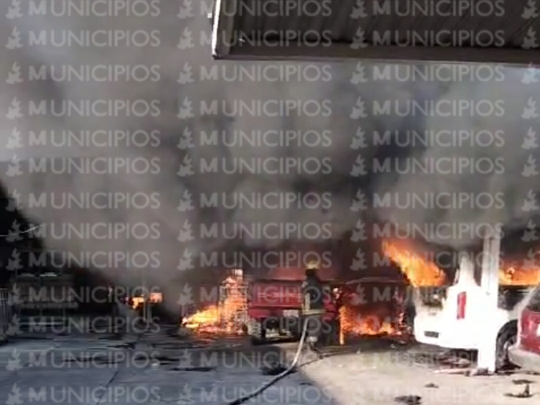 VIDEO Seis vehículos se calcinan por incendio en quesería de Huejotzingo