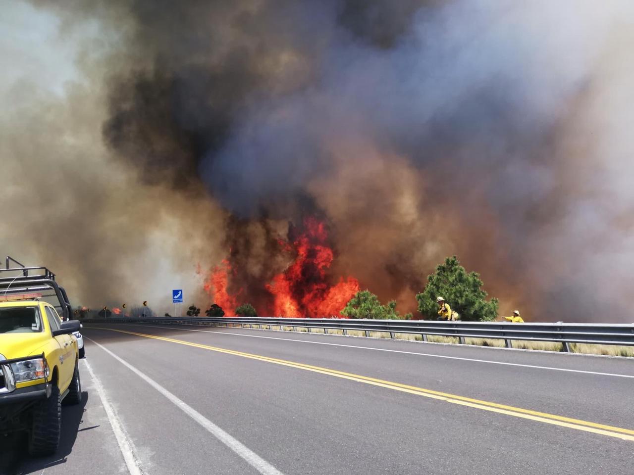 Cierran autopista Amozoc-Perote por incendio en Libres