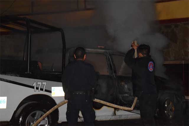 Se incendia camioneta de la Policía de Zacapoaxtla; presumen corto circuito