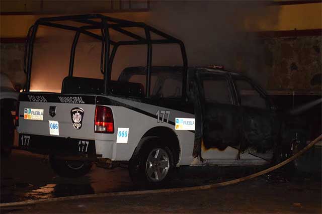 Se incendia camioneta de la Policía de Zacapoaxtla; presumen corto circuito