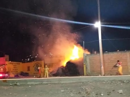 Se registra aparatoso incendio en recicladora de Izúcar