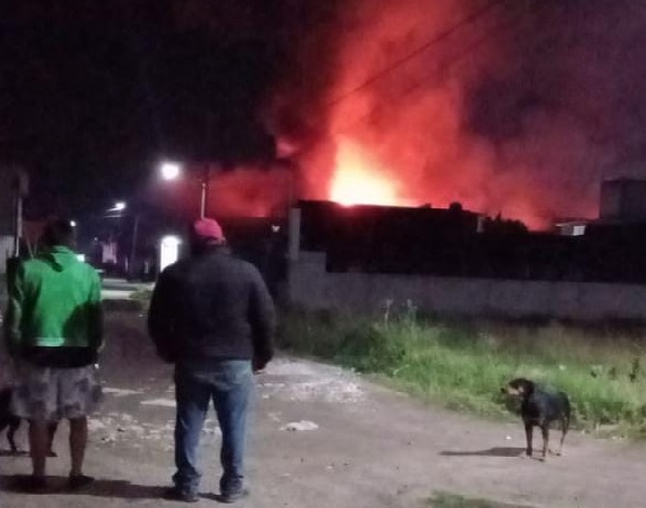 VIDEO Esta madrugada se incendió fábrica de ceras en Texmelucan