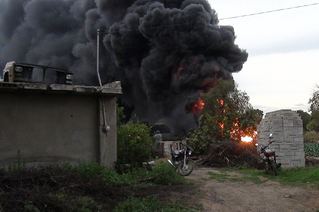 Incendio de toma clandestina en Quecholac lleva más de 14 horas