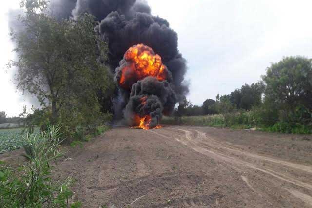 Incendio de toma clandestina en Quecholac lleva más de 14 horas