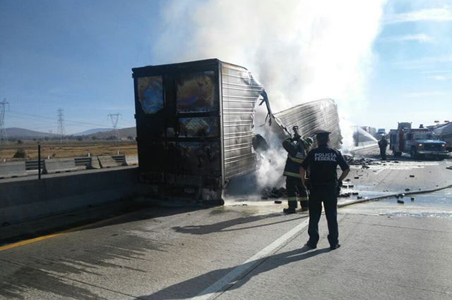 Choca tráiler y se incendia en la Autopista Puebla-Orizaba