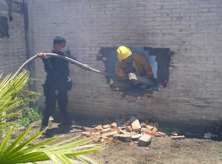 Incendio consume bodega de algodón en Tehuacán