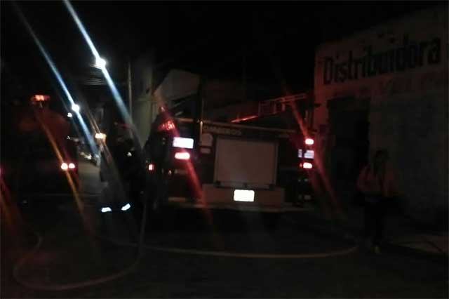 Daños materiales deja incendio de taller mecánico en Tehuacán