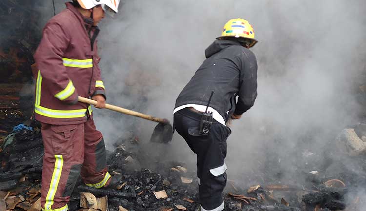 Bomberos sofocan incendio en bodega de Zacapoaxtla