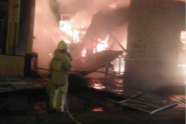 Daños materiales deja incendio de taller mecánico en Tehuacán