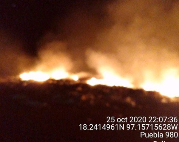 Incendio en basurero de Coxcatlán dura 14 horas