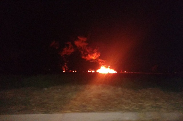 Se incendian dos camionetas con combustible robado, en Tepeaca