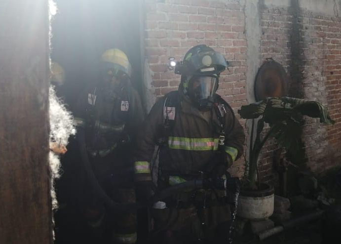 Causa alarma a vecinos incendio y explosión en casa de Texmelucan